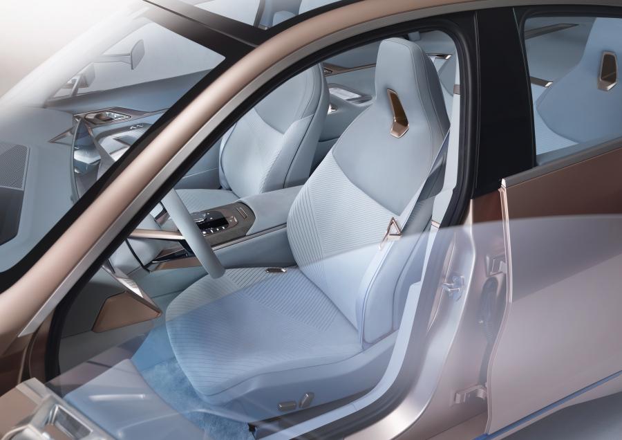 Интерьер BMW Concept i4 2020 года  (фото 38 из 71)
